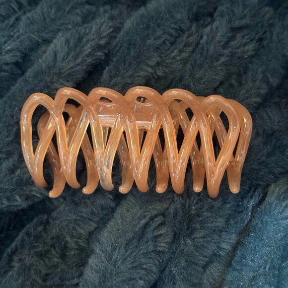 Claw Hair Clip, Medium, Hinged Closure, Caramel Tan - Picture 7 of 10